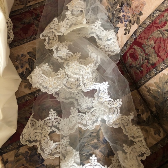 Wedding dress - Picture 3 of 16